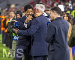 06.05.2026, Fussball UEFA Championsleague 2025/2026: Halbfinale Rückpiel,  FC Bayern München - Paris St. Germain, in der Allianz-Arena München, PSG-Eigner und Vorstandsvorsitzender Nasser Ghanim Al-Khelaifi (li, PSG) nach dem Spiel überglücklich bei CANAL Plus, dem TV-Sender aus Frankreich, shakehands mit TV-Experte David Ginola (re, Ex-Fussballer FRA)