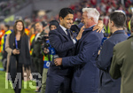 06.05.2026, Fussball UEFA Championsleague 2025/2026: Halbfinale Rückpiel,  FC Bayern München - Paris St. Germain, in der Allianz-Arena München, PSG-Eigner und Vorstandsvorsitzender Nasser Ghanim Al-Khelaifi (li, PSG) umarmt nach dem Spiel überglücklich bei CANAL Plus TV-Experte David Ginola (re, Ex-Fussballer FRA)