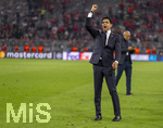 06.05.2026, Fussball UEFA Championsleague 2025/2026: Halbfinale Rückpiel,  FC Bayern München - Paris St. Germain, in der Allianz-Arena München, PSG-Eigner und Vorstandsvorsitzender Nasser Ghanim Al-Khelaifi (PSG) bedankt sich nach dem Spiel überglücklich bei den jubelnden Pariser Fans.