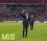 06.05.2026, Fussball UEFA Championsleague 2025/2026: Halbfinale Rückpiel,  FC Bayern München - Paris St. Germain, in der Allianz-Arena München, PSG-Eigner und Vorstandsvorsitzender Nasser Ghanim Al-Khelaifi (PSG) bedankt sich nach dem Spiel überglücklich bei den jubelnden Pariser Fans.