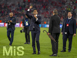06.05.2026, Fussball UEFA Championsleague 2025/2026: Halbfinale Rückpiel,  FC Bayern München - Paris St. Germain, in der Allianz-Arena München, PSG-Eigner und Vorstandsvorsitzender Nasser Ghanim Al-Khelaifi (PSG) bedankt sich nach dem Spiel überglücklich bei den jubelnden Pariser Fans.