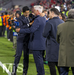 06.05.2026, Fussball UEFA Championsleague 2025/2026: Halbfinale Rückpiel,  FC Bayern München - Paris St. Germain, in der Allianz-Arena München, PSG-Eigner und Vorstandsvorsitzender Nasser Ghanim Al-Khelaifi (li, PSG) nach dem Spiel überglücklich bei CANAL Plus, dem TV-Sender aus Frankreich, shakehands mit TV-Experte David Ginola (re, Ex-Fussballer FRA)