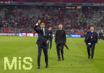 06.05.2026, Fussball UEFA Championsleague 2025/2026: Halbfinale Rückpiel,  FC Bayern München - Paris St. Germain, in der Allianz-Arena München, PSG-Eigner und Vorstandsvorsitzender Nasser Ghanim Al-Khelaifi (li, PSG) bedankt sich nach dem Spiel überglücklich bei den jubelnden Pariser Fans.