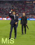 06.05.2026, Fussball UEFA Championsleague 2025/2026: Halbfinale Rückpiel,  FC Bayern München - Paris St. Germain, in der Allianz-Arena München, PSG-Eigner und Vorstandsvorsitzender Nasser Ghanim Al-Khelaifi (li, PSG) bedankt sich nach dem Spiel überglücklich bei den jubelnden Pariser Fans.