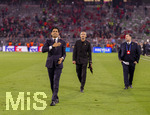 06.05.2026, Fussball UEFA Championsleague 2025/2026: Halbfinale Rückpiel,  FC Bayern München - Paris St. Germain, in der Allianz-Arena München, PSG-Eigner und Vorstandsvorsitzender Nasser Ghanim Al-Khelaifi (li, PSG) bedankt sich nach dem Spiel überglücklich bei den jubelnden Pariser Fans.
