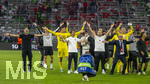 06.05.2026, Fussball UEFA Championsleague 2025/2026: Halbfinale Rückpiel,  FC Bayern München - Paris St. Germain, in der Allianz-Arena München, Schlussjubel nach dem Abpfiff bei Paris, v.li: Trainer Luis Enrique (FC Paris Saint-Germain), Lucas Beraldo (FC Paris Saint-Germain), Torwart Bilal Laurendon (FC Paris Saint-Germain), Co-Trainer Rafel Pol (Paris), Ilya Zabarny (FC Paris Saint-Germain), Torwart Matvey Safonov (FC Paris Saint-Germain), Luis Campos (Sportlicher Berater, Paris SG), Desire Doue (FC Paris Saint-Germain), 