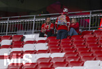 06.05.2026, Fussball UEFA Championsleague 2025/2026: Halbfinale Rückpiel,  FC Bayern München - Paris St. Germain, in der Allianz-Arena München, Frustrierte Bayernfans nach dem Ausscheiden ihrer Mannschaft betrübt auf der Tribüne.