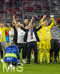 06.05.2026, Fussball UEFA Championsleague 2025/2026: Halbfinale Rückpiel,  FC Bayern München - Paris St. Germain, in der Allianz-Arena München, Schlussjubel nach dem Abpfiff bei Paris, Torwart Matvey Safonov (FC Paris Saint-Germain),  Luis Campos (Sportlicher Berater, Paris SG),