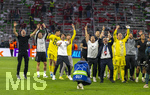 06.05.2026, Fussball UEFA Championsleague 2025/2026: Halbfinale Rückpiel,  FC Bayern München - Paris St. Germain, in der Allianz-Arena München, Schlussjubel nach dem Abpfiff bei Paris, v.li: Trainer Luis Enrique (FC Paris Saint-Germain), Lucas Beraldo (FC Paris Saint-Germain), Torwart Bilal Laurendon (FC Paris Saint-Germain), Co-Trainer Rafel Pol (Paris), Ilya Zabarny (FC Paris Saint-Germain), Torwart Matvey Safonov (FC Paris Saint-Germain), Luis Campos (Sportlicher Berater, Paris SG), Desire Doue (FC Paris Saint-Germain),  