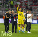 06.05.2026, Fussball UEFA Championsleague 2025/2026: Halbfinale Rückpiel,  FC Bayern München - Paris St. Germain, in der Allianz-Arena München, Schlussjubel nach dem Abpfiff bei Paris, v.li: Trainer Luis Enrique (FC Paris Saint-Germain), Luis Campos (Sportlicher Berater, Paris SG), Torwart Bilal Laurendon (FC Paris Saint-Germain), Co-Trainer Rafel Pol (Paris),