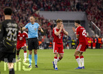 06.05.2026, Fussball UEFA Championsleague 2025/2026: Halbfinale Rückpiel,  FC Bayern München - Paris St. Germain, in der Allianz-Arena München, Schiedsrichter Joao Pinheiro (li, POR) pfeift kein Handspiel in dieser Situation,  Joshua Kimmich (FC Bayern München) und Aleksandar Pavlovic (Bayern München) reklamieren wehement 