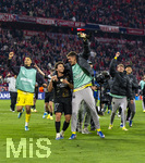 06.05.2026, Fussball UEFA Championsleague 2025/2026: Halbfinale Rückpiel,  FC Bayern München - Paris St. Germain, in der Allianz-Arena München, Frenetischer Jubel nach dem Schlusspfiff bei den Parisern zum erreichen des Finales, Torwart Bilal Laurendon (FC Paris Saint-Germain), Joao Neves (FC Paris Saint-Germain), Renato Marin (Paris) 