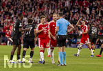 06.05.2026, Fussball UEFA Championsleague 2025/2026: Halbfinale Rückpiel,  FC Bayern München - Paris St. Germain, in der Allianz-Arena München, Schiedsrichter Joao Pinheiro (re, POR) pfeift kein Handspiel in dieser Situation, Joshua Kimmich (FC Bayern München) und Harry Kane (FC Bayern München) reklamieren beim Schiri.