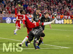 06.05.2026, Fussball UEFA Championsleague 2025/2026: Halbfinale Rückpiel,  FC Bayern München - Paris St. Germain, in der Allianz-Arena München, Nicolas Jackson (FC Bayern München) streckt sein Bein zum Ball aus. u: Warren Zaire-Emery (FC Paris Saint-Germain) 