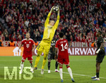 06.05.2026, Fussball UEFA Championsleague 2025/2026: Halbfinale Rückpiel,  FC Bayern München - Paris St. Germain, in der Allianz-Arena München, Torwart Matvey Safonov (FC Paris Saint-Germain) streckt sich zum fangen des Balles ganz aus. re. Luis Diaz (FC Bayern München) li: Harry Kane (FC Bayern München) 