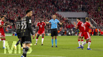 06.05.2026, Fussball UEFA Championsleague 2025/2026: Halbfinale Rückpiel,  FC Bayern München - Paris St. Germain, in der Allianz-Arena München, Schiedsrichter Joao Pinheiro (li, POR) pfeift kein Handspiel in dieser Situation,  Dayot Upamecano (FC Bayern München), Joshua Kimmich (FC Bayern München) und Aleksandar Pavlovic (Bayern München) reklamieren wehement 