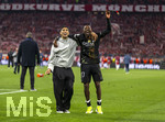 06.05.2026, Fussball UEFA Championsleague 2025/2026: Halbfinale Rückpiel,  FC Bayern München - Paris St. Germain, in der Allianz-Arena München, Frenetischer Jubel nach dem Schlusspfiff bei den Parisern zum erreichen des Finales, re: Ousmane Dembele (FC Paris Saint-Germain) mit Achraf Hakimi (li, FC Paris Saint-Germain)