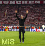 06.05.2026, Fussball UEFA Championsleague 2025/2026: Halbfinale Rückpiel,  FC Bayern München - Paris St. Germain, in der Allianz-Arena München, Frenetischer Jubel nach dem Schlusspfiff bei den Parisern zum erreichen des Finales, Trainer Luis Enrique (FC Paris Saint-Germain) lässt sich von den Fans auf der Tribüne feiern.