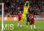 06.05.2026, Fussball UEFA Championsleague 2025/2026: Halbfinale Rückpiel,  FC Bayern München - Paris St. Germain, in der Allianz-Arena München, Torwart Matvey Safonov (FC Paris Saint-Germain) streckt sich zum fangen des Balles ganz aus. re. Luis Diaz (FC Bayern München) li: Harry Kane (FC Bayern München) 
