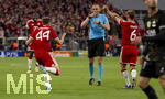 06.05.2026, Fussball UEFA Championsleague 2025/2026: Halbfinale Rückpiel,  FC Bayern München - Paris St. Germain, in der Allianz-Arena München, Schiedsrichter Joao Pinheiro (mitte, POR) pfeift kein Handspiel in dieser Situation, Josip Stanisic (Bayern München), und Joshua Kimmich (FC Bayern München) reklamieren für Handspiel. 