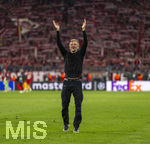 06.05.2026, Fussball UEFA Championsleague 2025/2026: Halbfinale Rückpiel,  FC Bayern München - Paris St. Germain, in der Allianz-Arena München, Frenetischer Jubel nach dem Schlusspfiff bei den Parisern zum erreichen des Finales, Trainer Luis Enrique (FC Paris Saint-Germain) lässt sich von den Fans auf der Tribüne feiern.