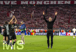 06.05.2026, Fussball UEFA Championsleague 2025/2026: Halbfinale Rückpiel,  FC Bayern München - Paris St. Germain, in der Allianz-Arena München, Frenetischer Jubel nach dem Schlusspfiff bei den Parisern zum erreichen des Finales, Trainer Luis Enrique (FC Paris Saint-Germain) lässt sich von den Fans auf der Tribüne feiern. li: Joao Neves (FC Paris Saint-Germain) 