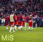 06.05.2026, Fussball UEFA Championsleague 2025/2026: Halbfinale Rückpiel,  FC Bayern München - Paris St. Germain, in der Allianz-Arena München, Frust bei den Bayernspielern nach dem Ausscheiden im Halbfinale, v.li: Raphael Guerreiro (FC Bayern München), Leon Goretzka (FC Bayern München), Nicolas Jackson (FC Bayern München), Jonathan Tah (FC Bayern München), Luis Diaz (FC Bayern München), Torwart Jonas Urbig (FC Bayern München), Lennart Karl (FC Bayern München) 
