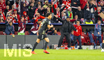 06.05.2026, Fussball UEFA Championsleague 2025/2026: Halbfinale Rückpiel,  FC Bayern München - Paris St. Germain, in der Allianz-Arena München, Trainer Vincent Kompany (FC Bayern München) flippt an der Seitenlinie aus, nachdem Nuno Mendes (FC Paris Saint-Germain) Handspiel begangen hat das nicht geahndet wurde. Torwart Jonas Urbig (FC Bayern München), Leon Goretzka (FC Bayern München) 