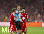 06.05.2026, Fussball UEFA Championsleague 2025/2026: Halbfinale Rückpiel,  FC Bayern München - Paris St. Germain, in der Allianz-Arena München, Joshua Kimmich (FC Bayern München), Luis Diaz (FC Bayern München), fassungslos, weil der Schiedsrichter Joao Pinheiro (POR) ein Handspiel von Joao Neves (FC Paris Saint-Germain) im Strafraum nicht geahndet hat.