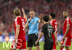 06.05.2026, Fussball UEFA Championsleague 2025/2026: Halbfinale Rückpiel,  FC Bayern München - Paris St. Germain, in der Allianz-Arena München, Harry Kane (FC Bayern München), Luis Diaz (FC Bayern München), Jonathan Tah (FC Bayern München) fassungslos, weil der Schiedsrichter Joao Pinheiro (POR) ein Handspiel von Joao Neves (FC Paris Saint-Germain) im Strafraum nicht geahndet hat.