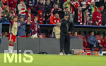 06.05.2026, Fussball UEFA Championsleague 2025/2026: Halbfinale Rückpiel,  FC Bayern München - Paris St. Germain, in der Allianz-Arena München, Trainer Vincent Kompany (FC Bayern München) flippt an der Seitenlinie aus, nachdem Nuno Mendes (FC Paris Saint-Germain) Handspiel begangen hat das nicht geahndet wurde. 