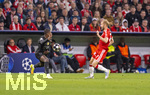 06.05.2026, Fussball UEFA Championsleague 2025/2026: Halbfinale Rückpiel,  FC Bayern München - Paris St. Germain, in der Allianz-Arena München, li: Nuno Mendes (FC Paris Saint-Germain) spielt den Ball mit der Hand, der Ball kommt von Konrad Laimer (FC Bayern München), der Schiedsrichter ahndet es nicht.