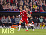 06.05.2026, Fussball UEFA Championsleague 2025/2026: Halbfinale Rückpiel,  FC Bayern München - Paris St. Germain, in der Allianz-Arena München, Konrad Laimer (FC Bayern München) nimmt den Ball mit der Brust mit, der Schiedsrichter entscheidet daraufhin auf Handspiel.