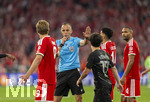 06.05.2026, Fussball UEFA Championsleague 2025/2026: Halbfinale Rückpiel,  FC Bayern München - Paris St. Germain, in der Allianz-Arena München, Harry Kane (FC Bayern München), Luis Diaz (FC Bayern München), Jonathan Tah (FC Bayern München) fassungslos, weil der Schiedsrichter Joao Pinheiro (POR) ein Handspiel von Joao Neves (FC Paris Saint-Germain) im Strafraum nicht geahndet hat.