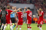 06.05.2026, Fussball UEFA Championsleague 2025/2026: Halbfinale Rückpiel,  FC Bayern München - Paris St. Germain, in der Allianz-Arena München, Harry Kane (FC Bayern München), Joshua Kimmich (FC Bayern München), Aleksandar Pavlovic (Bayern München) , Jonathan Tah (FC Bayern München) fassungslos, weil der Schiedsrichter Joao Pinheiro (POR) ein Handspiel von Joao Neves (FC Paris Saint-Germain) im Strafraum nicht geahndet hat.