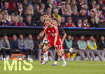 06.05.2026, Fussball UEFA Championsleague 2025/2026: Halbfinale Rückpiel,  FC Bayern München - Paris St. Germain, in der Allianz-Arena München, Konrad Laimer (FC Bayern München) nimmt den Ball mit der Brust mit, der Schiedsrichter entscheidet daraufhin auf Handspiel.