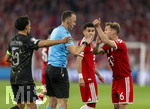 06.05.2026, Fussball UEFA Championsleague 2025/2026: Halbfinale Rückpiel,  FC Bayern München - Paris St. Germain, in der Allianz-Arena München, Joshua Kimmich (re, FC Bayern München), Luis Diaz (FC Bayern München), fassungslos, weil der Schiedsrichter Joao Pinheiro (POR) ein Handspiel von Joao Neves (FC Paris Saint-Germain) im Strafraum nicht geahndet hat. li: Marquinhos (FC Paris Saint-Germain) 