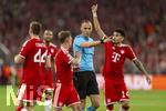 06.05.2026, Fussball UEFA Championsleague 2025/2026: Halbfinale Rückpiel,  FC Bayern München - Paris St. Germain, in der Allianz-Arena München, Joshua Kimmich (FC Bayern München), Luis Diaz (FC Bayern München), Josip Stanisic (Bayern München) fassungslos, weil der Schiedsrichter Joao Pinheiro (POR) ein Handspiel von Joao Neves (FC Paris Saint-Germain) im Strafraum nicht geahndet hat.