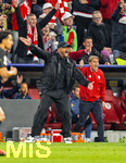 06.05.2026, Fussball UEFA Championsleague 2025/2026: Halbfinale Rückpiel,  FC Bayern München - Paris St. Germain, in der Allianz-Arena München, Trainer Vincent Kompany (FC Bayern München) flippt an der Seitenlinie aus, nachdem Nuno Mendes (FC Paris Saint-Germain) Handspiel begangen hat das nicht geahndet wurde.