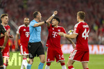 06.05.2026, Fussball UEFA Championsleague 2025/2026: Halbfinale Rückpiel,  FC Bayern München - Paris St. Germain, in der Allianz-Arena München, Luis Diaz (FC Bayern München), Josip Stanisic (Bayern München) fassungslos, weil der Schiedsrichter Joao Pinheiro (POR) ein Handspiel von Joao Neves (FC Paris Saint-Germain) im Strafraum nicht geahndet hat.