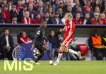 06.05.2026, Fussball UEFA Championsleague 2025/2026: Halbfinale Rückpiel,  FC Bayern München - Paris St. Germain, in der Allianz-Arena München, li: Nuno Mendes (FC Paris Saint-Germain) spielt den Ball mit der Hand, der Ball kommt von Konrad Laimer (FC Bayern München), der Schiedsrichter ahndet es nicht.