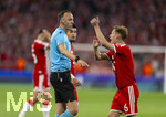 06.05.2026, Fussball UEFA Championsleague 2025/2026: Halbfinale Rückpiel,  FC Bayern München - Paris St. Germain, in der Allianz-Arena München, Joshua Kimmich (re, FC Bayern München), Luis Diaz (FC Bayern München), fassungslos, weil der Schiedsrichter Joao Pinheiro (POR) ein Handspiel von Joao Neves (FC Paris Saint-Germain) im Strafraum nicht geahndet hat.