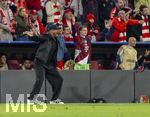 06.05.2026, Fussball UEFA Championsleague 2025/2026: Halbfinale Rückpiel,  FC Bayern München - Paris St. Germain, in der Allianz-Arena München, Trainer Vincent Kompany (FC Bayern München) flippt an der Seitenlinie aus, nachdem Nuno Mendes (FC Paris Saint-Germain) Handspiel begangen hat das nicht geahndet wurde. 