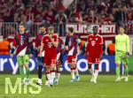 06.05.2026, Fussball UEFA Championsleague 2025/2026: Halbfinale Rückpiel,  FC Bayern München - Paris St. Germain, in der Allianz-Arena München, Enttäuschter Abgang der Bayern, Torwart Jonas Urbig (FC Bayern München), Konrad Laimer (FC Bayern München), Torwart Sven Ulreich (FC Bayern München), Raphael Guerreiro (FC Bayern München), Nicolas Jackson (FC Bayern München), Torwart Manuel Neuer (FC Bayern München) 