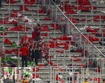 06.05.2026, Fussball UEFA Championsleague 2025/2026: Halbfinale Rückpiel,  FC Bayern München - Paris St. Germain, in der Allianz-Arena München, Enttäuschte Bayernfans stehen nach Spielschluss und dem Ausscheiden der Mannschaft in ihrem Abfall der Choreografie in der Südkurve.