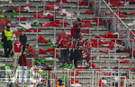 06.05.2026, Fussball UEFA Championsleague 2025/2026: Halbfinale Rückpiel,  FC Bayern München - Paris St. Germain, in der Allianz-Arena München, Enttäuschte Bayernfans stehen nach Spielschluss und dem Ausscheiden der Mannschaft in ihrem Abfall der Choreografie in der Südkurve.