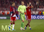 06.05.2026, Fussball UEFA Championsleague 2025/2026: Halbfinale Rückpiel,  FC Bayern München - Paris St. Germain, in der Allianz-Arena München, Enttäuschter Abgang der Bayern, v.li: Josip Stanisic (Bayern München), Torwart Manuel Neuer (FC Bayern München), Aleksandar Pavlovic (Bayern München) , 