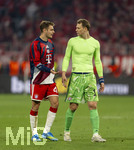 06.05.2026, Fussball UEFA Championsleague 2025/2026: Halbfinale Rückpiel,  FC Bayern München - Paris St. Germain, in der Allianz-Arena München, Enttäuschter Abgang der Bayern, v.li: Josip Stanisic (Bayern München), Torwart Manuel Neuer (FC Bayern München) 