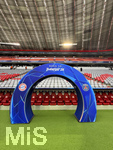 06.05.2026, Fussball UEFA Championsleague 2025/2026: Halbfinale Rückpiel,  FC Bayern München - Paris St. Germain, in der Allianz-Arena München, Randbild, das Einlauftor (Road to Budapest) steht vor dem Spiel noch an der Spielerbank. 