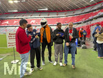06.05.2026, Fussball UEFA Championsleague 2025/2026: Halbfinale Rückpiel,  FC Bayern München - Paris St. Germain, in der Allianz-Arena München,  Aktion für französische Medien am Spielfeldrand.